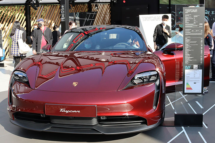 Porsche Taycan im offenem Porsche Forum am Wittelbacher Platz(©Foto: Martin Schmitz)